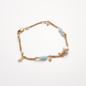 Armbnd med ferskvandsperler og bl glasperler 