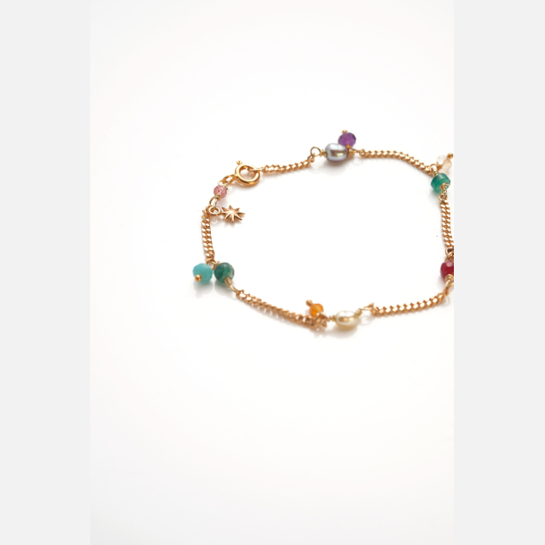 Armbnd med perler og vedhng