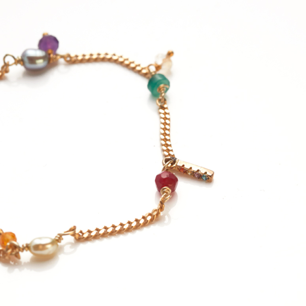 Armbnd med perler og vedhng