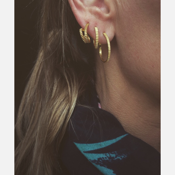 Snoet guld restik med rillet kant 