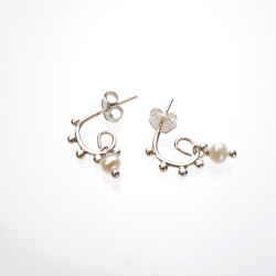 Nodeformet rering med ferskvandsperle 