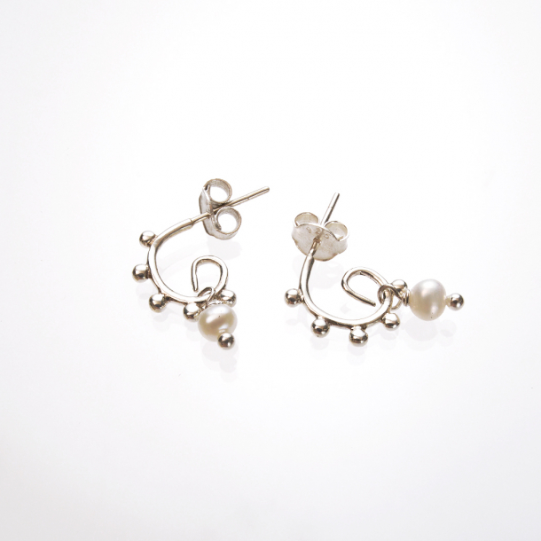 Nodeformet rering med ferskvandsperle 