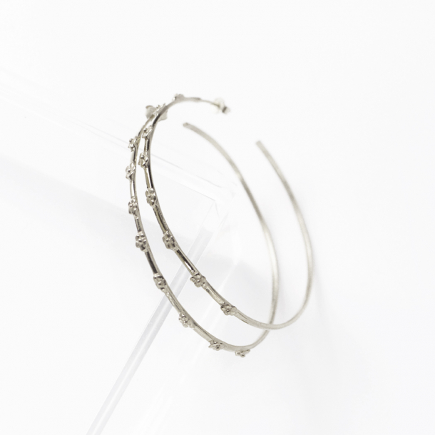 restik med hndlavede blomster