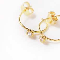 restik af trd med grappa fatning og hvid zirkon 