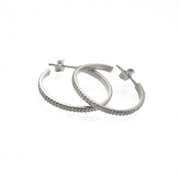 Elegante og unikke creoler med riller 