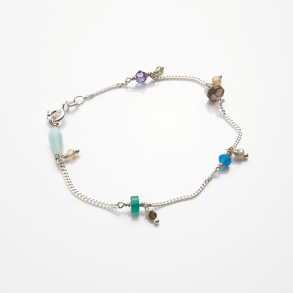 Armb�nd med halv�delsten og glasperler 