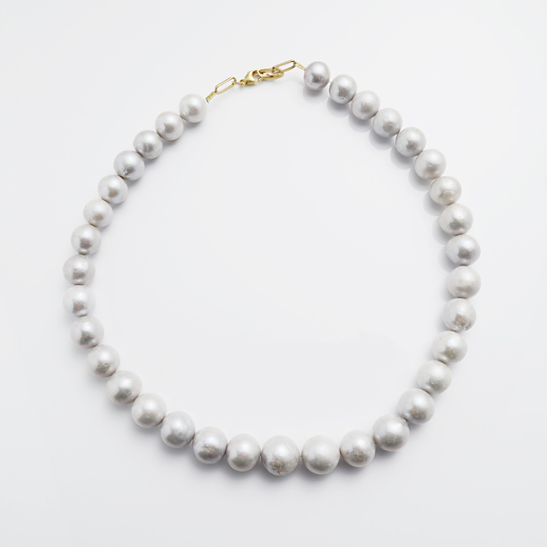 Pearl necklace with freshwater pearls in shades of grey