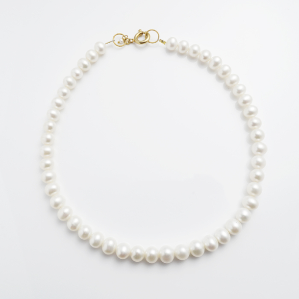 Pearl necklace with freshwater pearls.