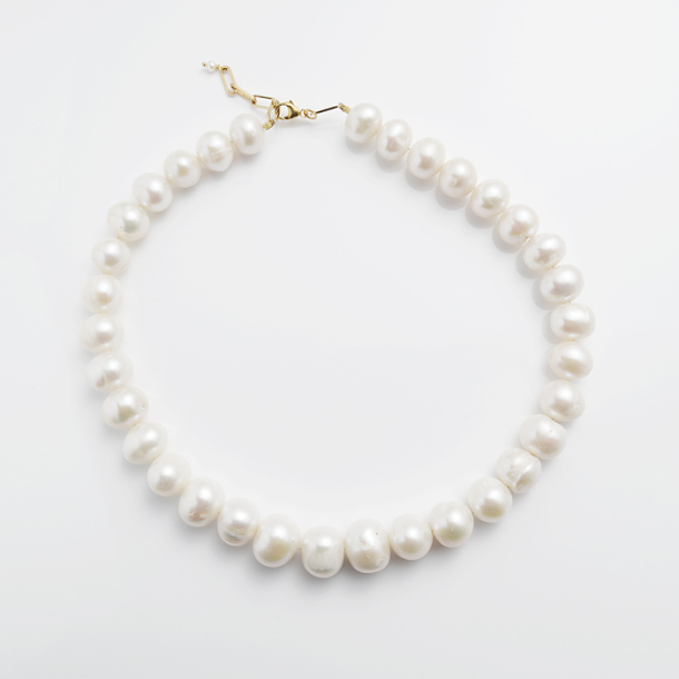 Pearl necklace with freshwater pearls