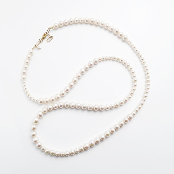 Pearl necklace with freshwater pearls in different sizes.