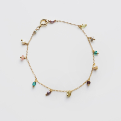 Armbnd med halvdelsten og ferskvandsperler 