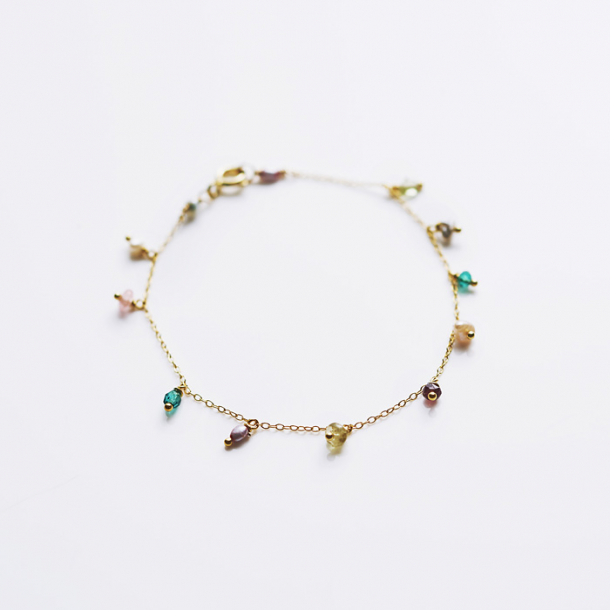 Armbnd med halvdelsten og ferskvandsperler 